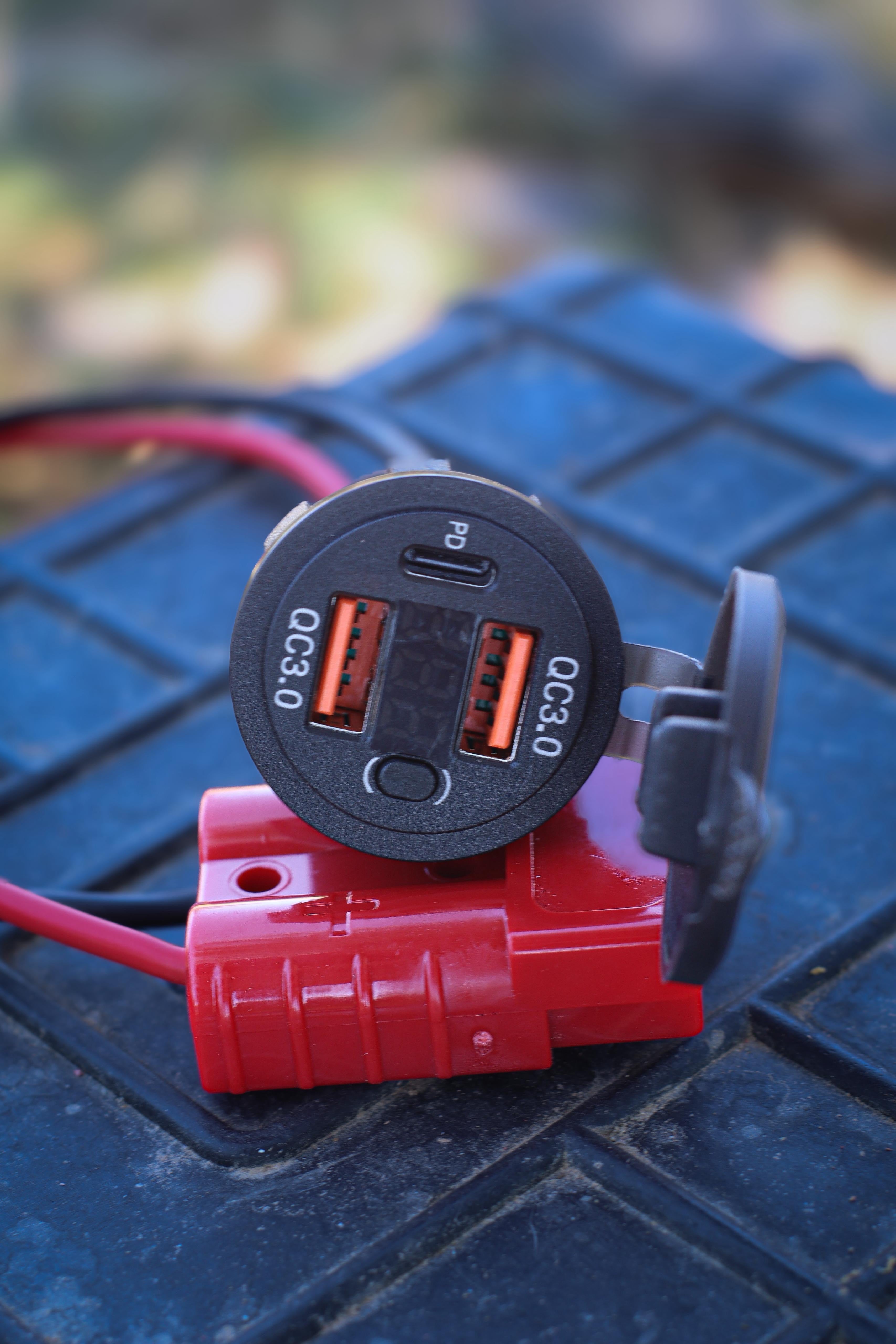 Pera de Carga USB + Tipo C con Voltímetro – Conexión Anderson