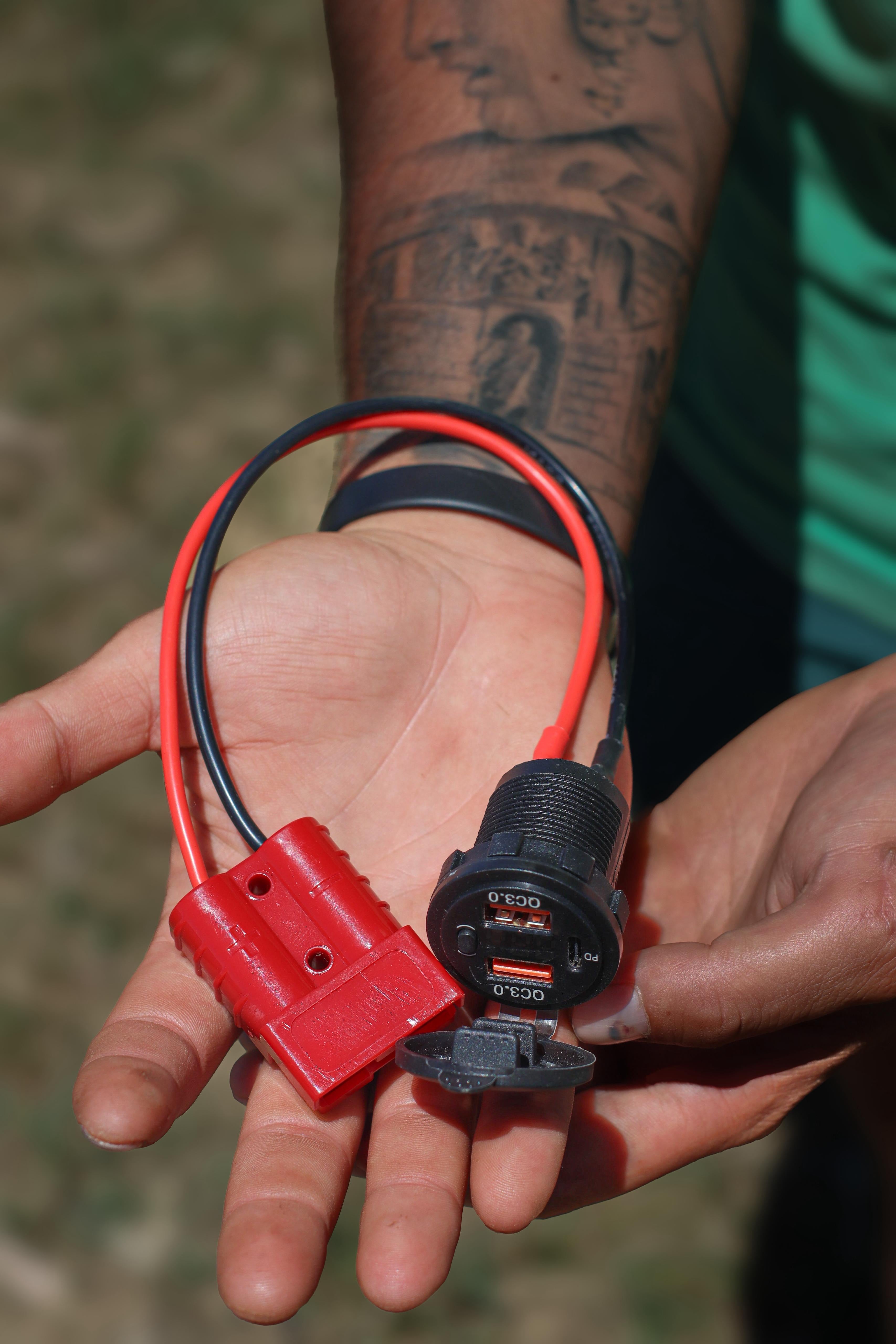 Pera de Carga USB + Tipo C con Voltímetro – Conexión Anderson